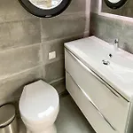 2 Bedroom Cozy Ship In Zlocieniec Hotel en barco