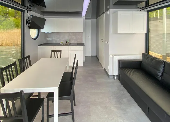 Cozy Ship In With View Złocieniec